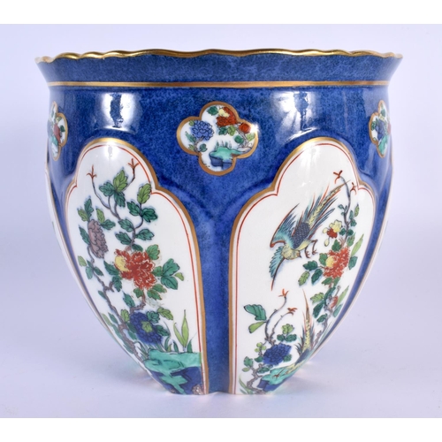 29 - AN UNUSUAL CROWN STAFFORDSHIRE FAMILLE VERTE POWER BLUE PLANTER painted in the Chinese style. 15 cm ... 