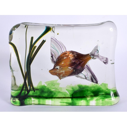 55 - AN UNUSUAL 1950S EUROPEAN AQUARIUM GLASS SCULPTURE. 15 cm x 13 cm.