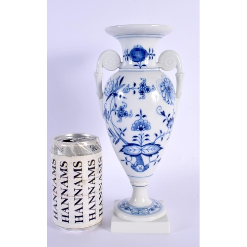 7 - A MEISSEN PORCELAIN TWIN HANDLED VASE AND COVER. 27 cm x 10 cm.