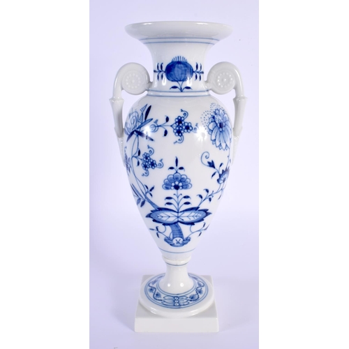 7 - A MEISSEN PORCELAIN TWIN HANDLED VASE AND COVER. 27 cm x 10 cm.