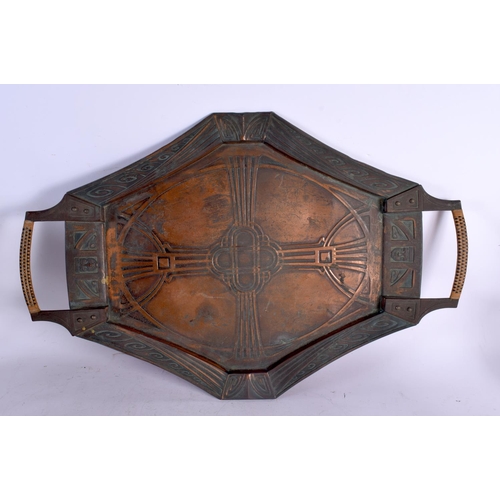 749A - A STYLISH SECESSIONIST MOVEMENT COPPER TEASET ON TRAY. Largest 52 cm x 32 cm. (6)