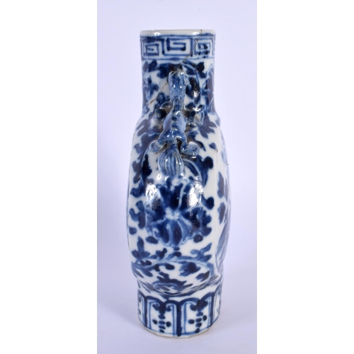 85 - A 19TH CENTURY CHINESE BLUE AND WHITE PORCELAIN PILGRIM FLASK Qing. 16 cm x 9 cm.