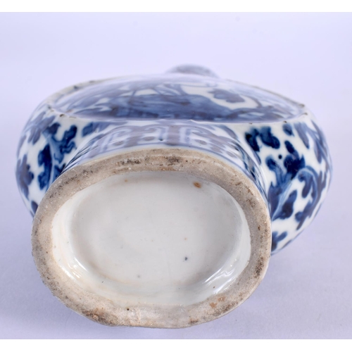 85 - A 19TH CENTURY CHINESE BLUE AND WHITE PORCELAIN PILGRIM FLASK Qing. 16 cm x 9 cm.