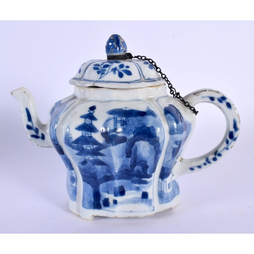 86 - A RARE LATE 17TH/18TH CENTURY CHINESE BLUE AND WHITE TEAPOT AND COVER Kangxi/Yongzheng. 14 cm wide.