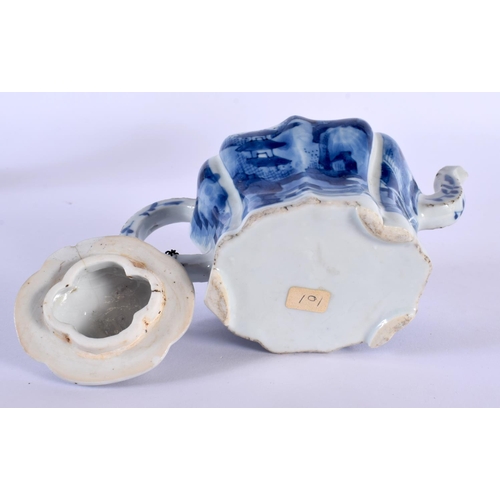 86 - A RARE LATE 17TH/18TH CENTURY CHINESE BLUE AND WHITE TEAPOT AND COVER Kangxi/Yongzheng. 14 cm wide.