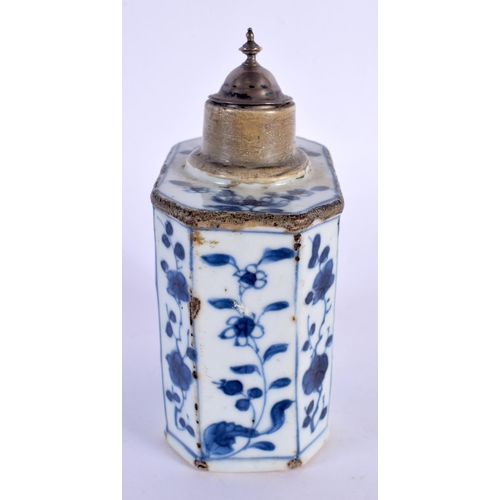 93 - A 17TH/18TH CENTURY CHINESE BLUE AND WHITE PORCELAIN TEA CANISTER Kangxi/Yongzheng. 12 cm x 8 cm.