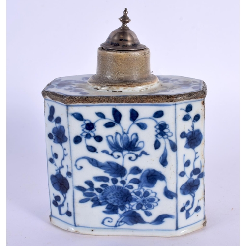 93 - A 17TH/18TH CENTURY CHINESE BLUE AND WHITE PORCELAIN TEA CANISTER Kangxi/Yongzheng. 12 cm x 8 cm.