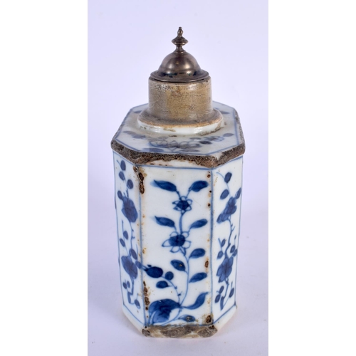 93 - A 17TH/18TH CENTURY CHINESE BLUE AND WHITE PORCELAIN TEA CANISTER Kangxi/Yongzheng. 12 cm x 8 cm.