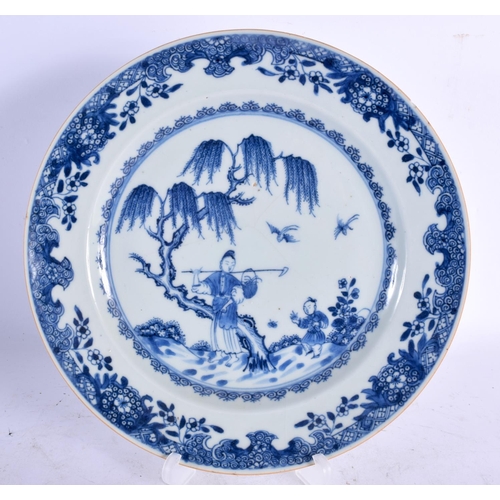 1499D - AN 18TH CENTURY CHINESE EXPORT BLUE AND WHITE PORCELAIN PLATE Qianlong. 21 cm diameter.