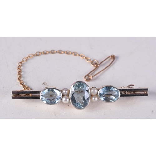 760D - A GOLD BAR BROOCH MOUNTED WITH AQUAMARINE AND SEED PEARLS IN A FITTED CASE.  4.9cm x 1cm, weight 6.1... 