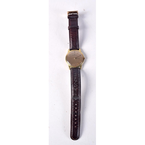 762 - A UNIVERSAL WATCH.  Dial 3.2cm incl crown