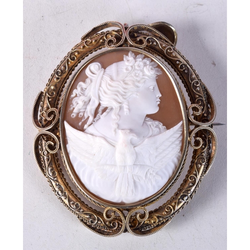 780A - AN ANTIQUE GOLD CAMEO BROOCH/PENDANT.  9cm x 6cm, weight 23.2g