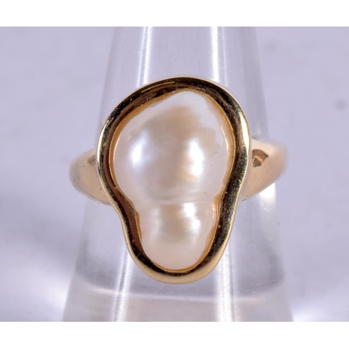 795D - A 14CT GOLD RING SET WITH A NATURAL PEARL.  Size O, Stamped 14K, weight 5.7g