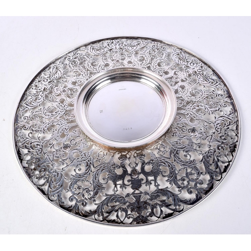 807 - A SILVER CAKE STAND WITH PIERCED GRIFFIN DECORATION.  Stamped Sterling, 28.4cm diameter, weight 551g