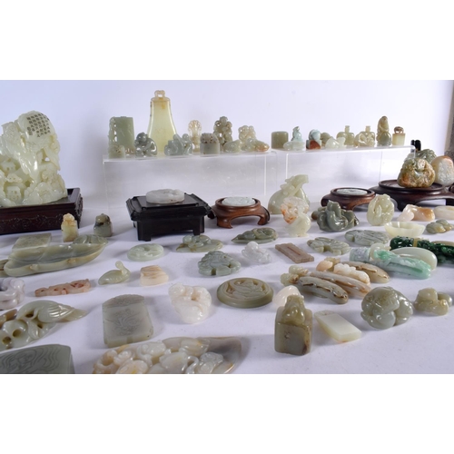 1500 - A FINE LARGE PRIVATE COLLECTION OF 19TH/20TH CENTURY CHINESE CARVED JADE ARTEFACTS Late Qing/Republi... 