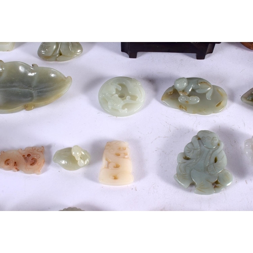 1500 - A FINE LARGE PRIVATE COLLECTION OF 19TH/20TH CENTURY CHINESE CARVED JADE ARTEFACTS Late Qing/Republi... 