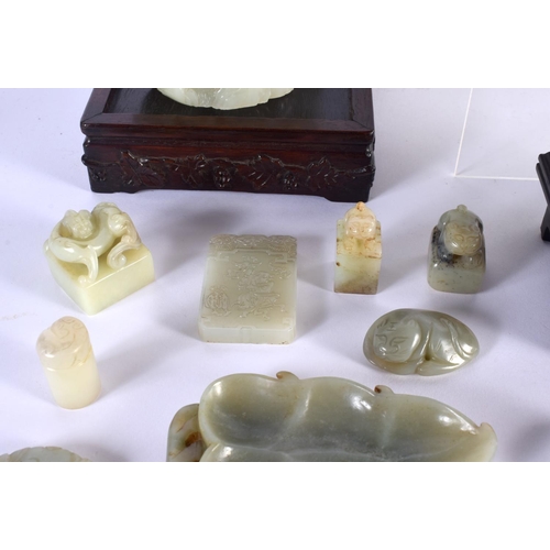 1500 - A FINE LARGE PRIVATE COLLECTION OF 19TH/20TH CENTURY CHINESE CARVED JADE ARTEFACTS Late Qing/Republi... 