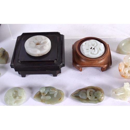 1500 - A FINE LARGE PRIVATE COLLECTION OF 19TH/20TH CENTURY CHINESE CARVED JADE ARTEFACTS Late Qing/Republi... 