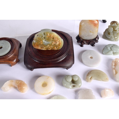 1500 - A FINE LARGE PRIVATE COLLECTION OF 19TH/20TH CENTURY CHINESE CARVED JADE ARTEFACTS Late Qing/Republi... 