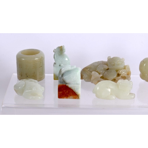 1500 - A FINE LARGE PRIVATE COLLECTION OF 19TH/20TH CENTURY CHINESE CARVED JADE ARTEFACTS Late Qing/Republi... 