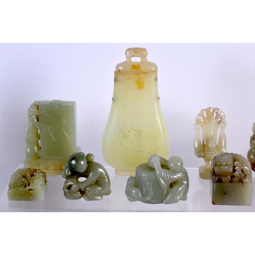 1500 - A FINE LARGE PRIVATE COLLECTION OF 19TH/20TH CENTURY CHINESE CARVED JADE ARTEFACTS Late Qing/Republi... 