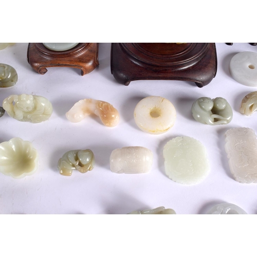 1500 - A FINE LARGE PRIVATE COLLECTION OF 19TH/20TH CENTURY CHINESE CARVED JADE ARTEFACTS Late Qing/Republi... 