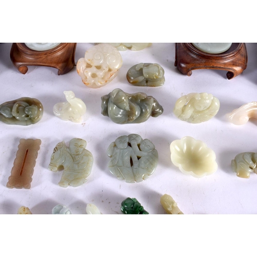 1500 - A FINE LARGE PRIVATE COLLECTION OF 19TH/20TH CENTURY CHINESE CARVED JADE ARTEFACTS Late Qing/Republi... 