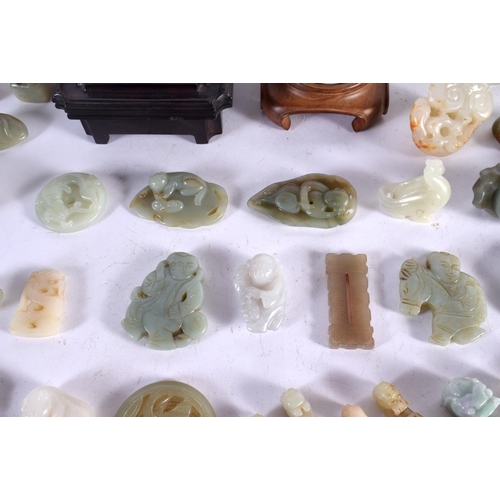 1500 - A FINE LARGE PRIVATE COLLECTION OF 19TH/20TH CENTURY CHINESE CARVED JADE ARTEFACTS Late Qing/Republi... 