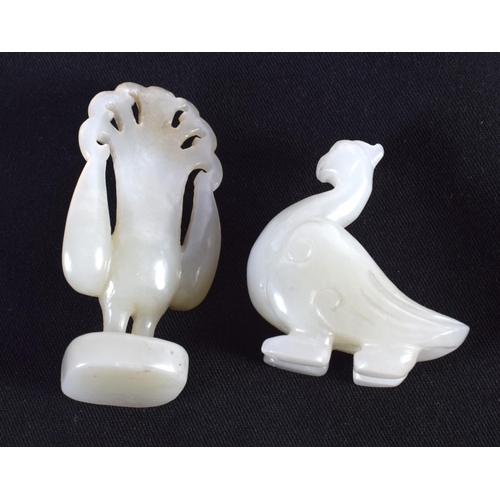 1513 - A SET OF FOUR 19TH/20TH CENTURY CHINESE CARVED JADE BIRDS together with two jade fish. Largest 7.75 ... 