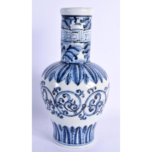 1573 - A CHINESE TWIN HANDLED PORCELAIN ARROW VASE 20th Century. 19 cm high.