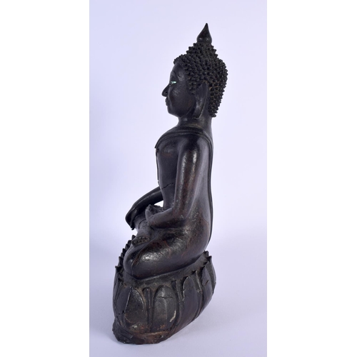 1607 - A RARE 17TH CENTURY THAI LACQUERED BRONZE BUDDHA modelled upon a triangular base. 32 cm x 17 cm.