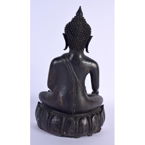 1607 - A RARE 17TH CENTURY THAI LACQUERED BRONZE BUDDHA modelled upon a triangular base. 32 cm x 17 cm.