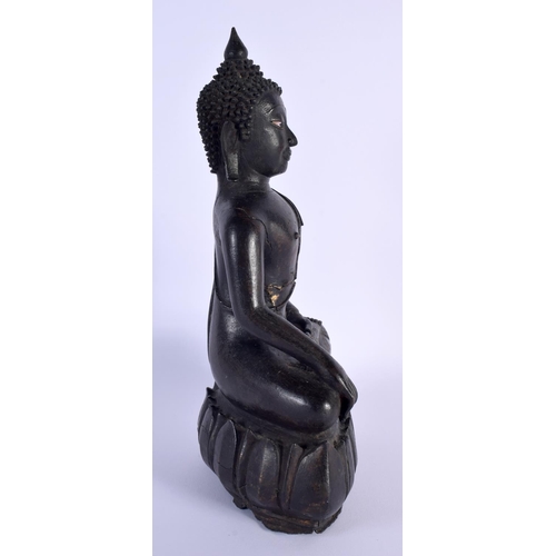 1607 - A RARE 17TH CENTURY THAI LACQUERED BRONZE BUDDHA modelled upon a triangular base. 32 cm x 17 cm.