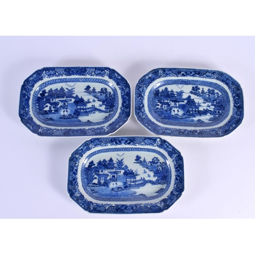 1625 - A SET OF THREE 18TH CENTURY CHINESE EXPORT BLUE AND WHITE PORCELAIN DISHES Qianlong. 25 cm x 16 cm. ... 