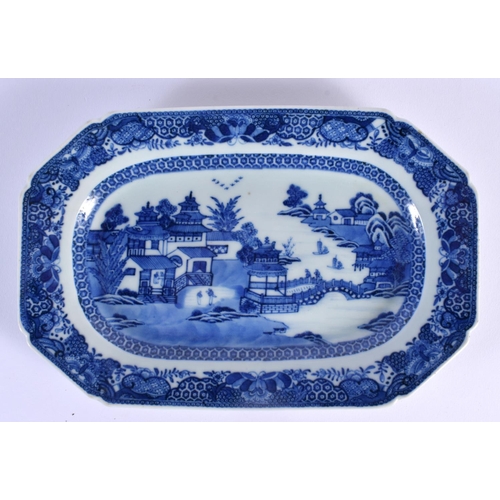 1625 - A SET OF THREE 18TH CENTURY CHINESE EXPORT BLUE AND WHITE PORCELAIN DISHES Qianlong. 25 cm x 16 cm. ... 