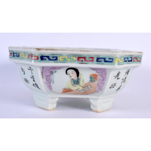 1684 - AN EARLY 20TH CENTURY CHINESE FAMILLE ROSE PORCELAIN PLANTER Late Qing/Republic. 18 cm x 13 cm.