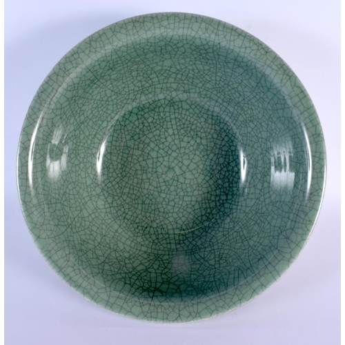 1695 - A LARGE EARLY 20TH CENTURY CHINESE CELADON GE TYPE CRACKLED BOWL Late Qing/Republic. 30 cm x 15 cm.