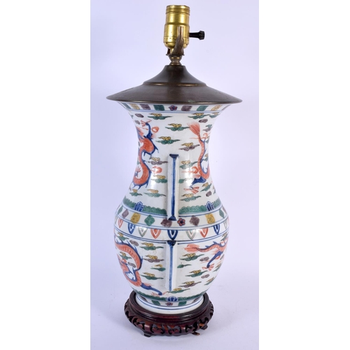 1697 - AN UNUSUAL 19TH CENTURY CHINESE WUCAI PORCELAIN COUNTRY HOUSE LAMP Qing, modelled in the archaistic ... 