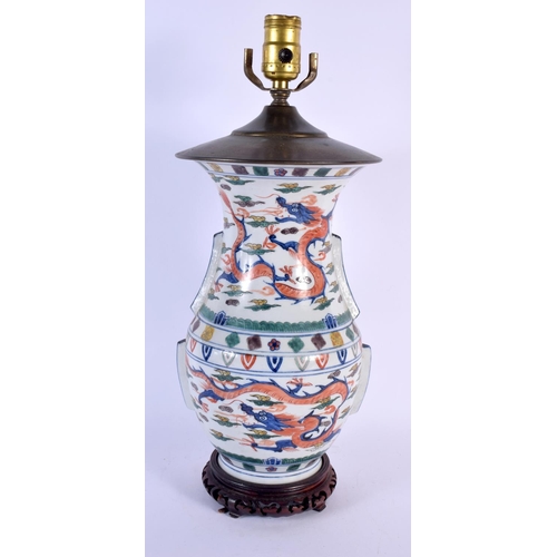 1697 - AN UNUSUAL 19TH CENTURY CHINESE WUCAI PORCELAIN COUNTRY HOUSE LAMP Qing, modelled in the archaistic ... 