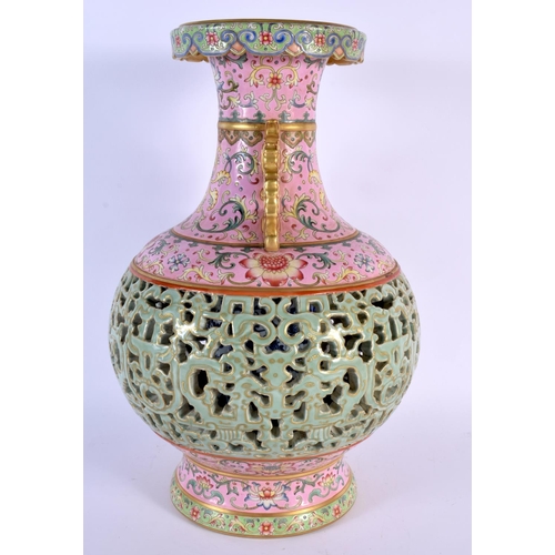 1699 - A LARGE EARLY 20TH CENTURY CHINESE FAMILLE ROSE RETICULATED VASE Late Qing/Republic. 40 cm x 22 cm.