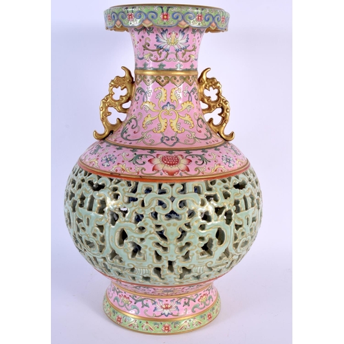 1699 - A LARGE EARLY 20TH CENTURY CHINESE FAMILLE ROSE RETICULATED VASE Late Qing/Republic. 40 cm x 22 cm.