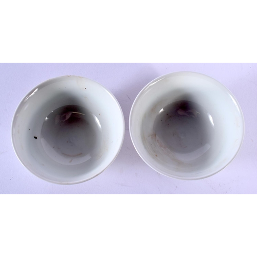 1724 - TWO CHINESE PORCELAIN BOWLS 20th Century. 9.5 cm diameter. (2)