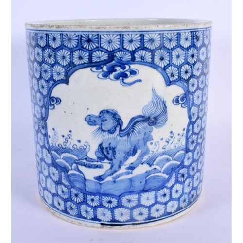 1729 - A CHINESE BLUE AND WHITE PORCELAIN BRUSH POT 20th Century. 18 cm x 16 cm.