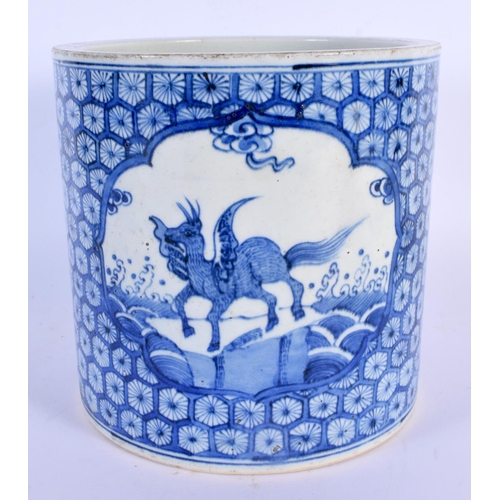 1729 - A CHINESE BLUE AND WHITE PORCELAIN BRUSH POT 20th Century. 18 cm x 16 cm.