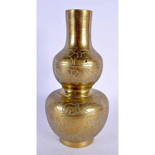 1735 - A 19TH CENTURY CHINESE BRONZE VASE bearing Xuande marks to base. 21 cm high.