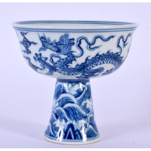 1754 - A CHINESE BLUE AND WHITE PORCELAIN STEM CUP 20th Century. 8 cm x 10 cm.