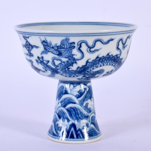 1754 - A CHINESE BLUE AND WHITE PORCELAIN STEM CUP 20th Century. 8 cm x 10 cm.