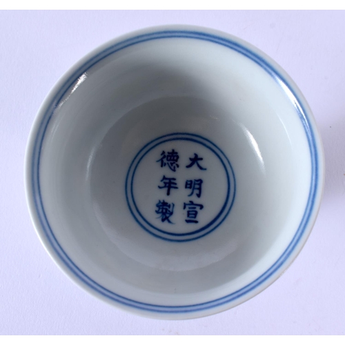 1754 - A CHINESE BLUE AND WHITE PORCELAIN STEM CUP 20th Century. 8 cm x 10 cm.