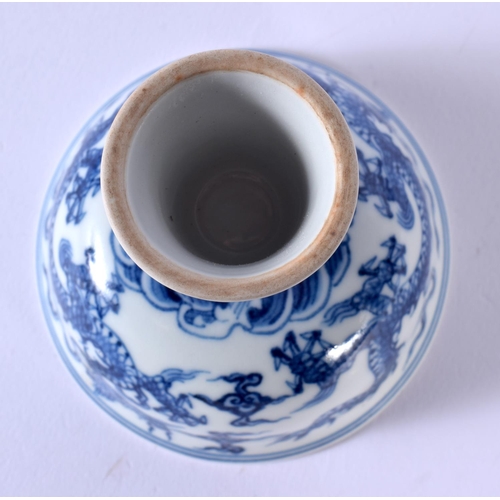 1754 - A CHINESE BLUE AND WHITE PORCELAIN STEM CUP 20th Century. 8 cm x 10 cm.