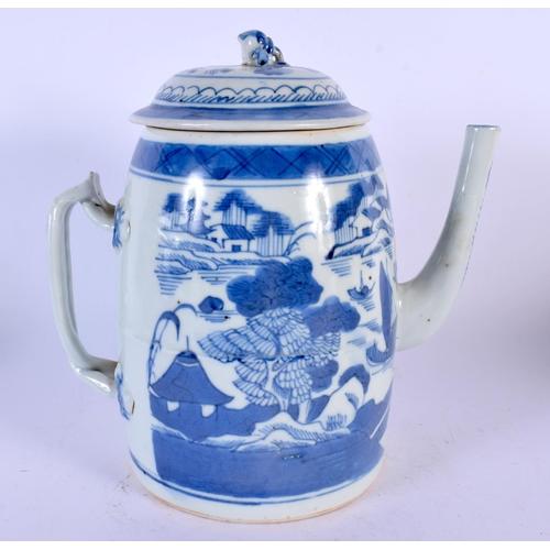 1761 - A LARGE 19TH CENTURY CHINESE BLUE AND WHITE PORCELAIN TEAPOT AND COVER Qing. 21 cm x 18 cm.